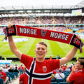Skjerf med norsk flagg 140 cm i rødt, hvitt og blått